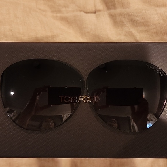 Tom Ford Sunglasses (Women's) Used once - Picture 4 of 7